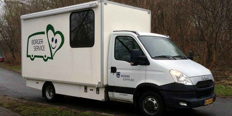 Hver onsdag ruller borgerservice ud til borgere i Assens Kommune, der har svært ved at komme på rådhuset, når f.eks. passet skal fornyes. I bilen kan medarbejderne stort set tilbyde samme service som på rådhuset.