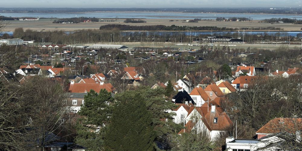 Det kan blive dyrt for små virksomheder beskæftiget i byggeriet, når kommuner er lang tid om at behandle byggesager, lyder det fra Dansk Byggeri. (Arkivfoto)