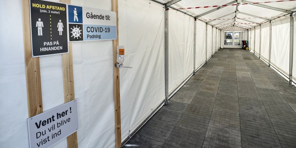 Alle voksne danskere kan bestille en test i de hvide telte. (Arkivfoto)