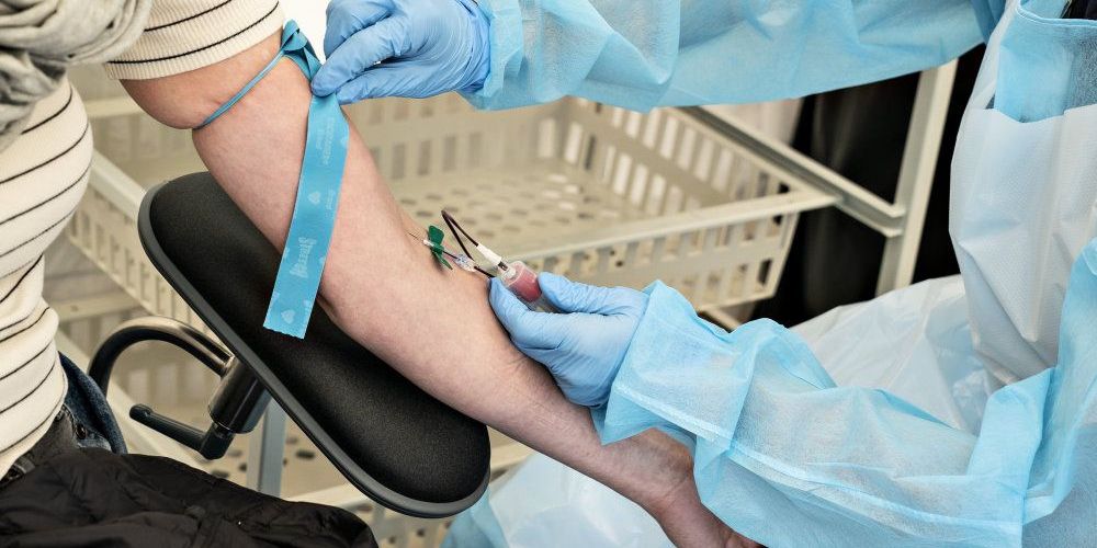 En blodprøve kan vise, om en person har dannet antistoffer mod coronavirus. Antistoffer er ikke ensbestydende med immunitet. Det skal undersøges nærmere. (Arkivfoto)