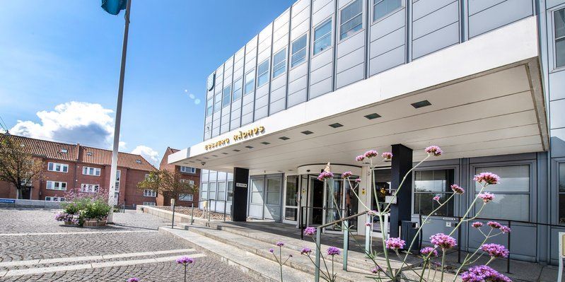 Bag facaden på Esbjerg Rådhus er der fra byrådets politikere udtrykt frustration over forvaltninger, der har overtaget styringen fra politikerne. (Arkiv)