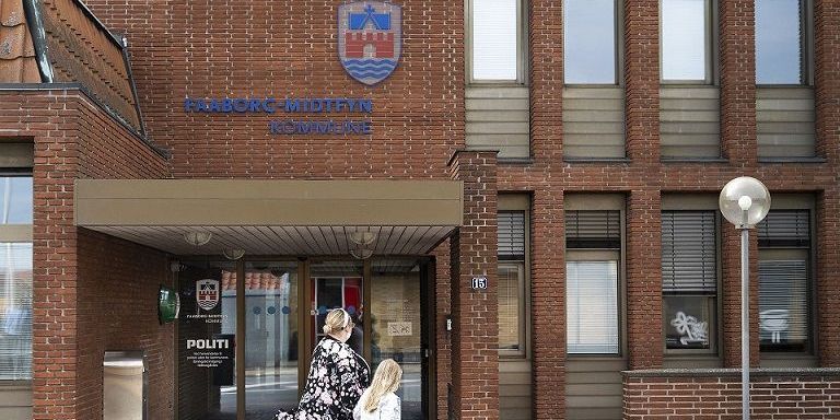 Politikere i kommunalbestyrelsen i Faaborg-Midtfyn Kommune skal i aften tage stilling til, om socialindsatsen skal samles i en fælles forvaltning. (Arkiv)