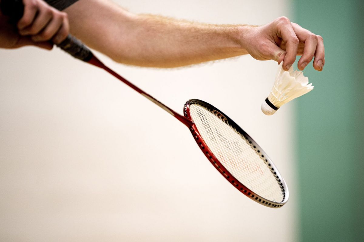 En badmintonklub modtog gennem en årrække sponsorater på 217.500 kroner fra en leverandør af traktorer til Aarhus Kommune. En tidligere forvaltningschef i Aarhus Kommune sad i bestyrelsen for badmintonklubben. Han anklages for at modtage bestikkelse, og virksomheden anklages for at yde bestikkelse.