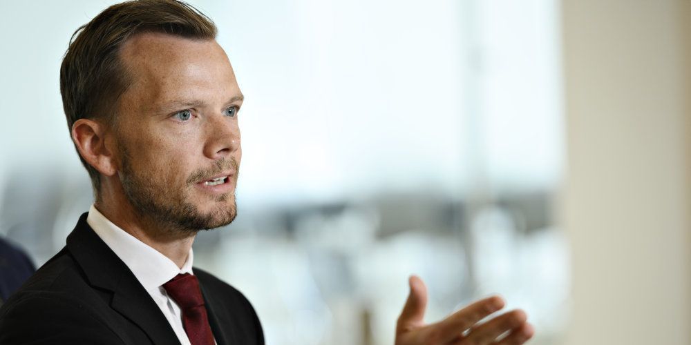 Beskæftigelsesminister Peter Hummelgaard (S) og et flertal i Folketinget forlænger suspenderingen af 225-timers reglen. (Arkiv)