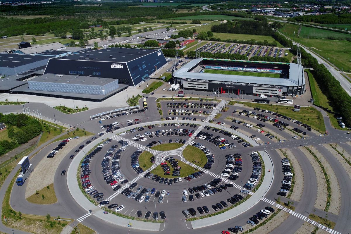 Boxen i Herning og hele messecenteret står med et kæmpe hul i kassen. I dag, mandag, mødes man i kommunens økonomiudvalg for at drøfte den store lokale arbejdsplads' økonomi.