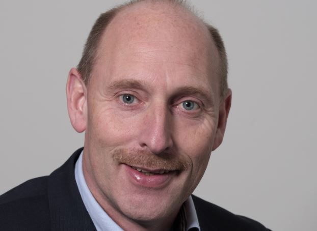 "Det er direkte utilfredsstillende og uacceptabelt, at vi ikke har adgang til de her informationer," siger Michael Mikkelsen, gruppeformand for DF i Syddjurs' byråd. 'Informationerne' er en analyse af topledelsen i kommunen.