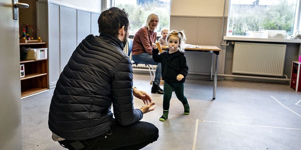 To nabokommuner på Fyn fordeler millionerne til minimumsnormeringerne på forskellig vis. Med to forskellige reaktioner fra borgerne til følge. (Arkiv)
