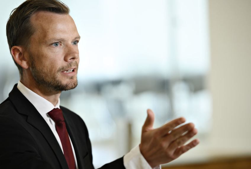 Beskæftigelsesminister Peter Hummelgaard (S) og et flertal i Folketinget forlænger suspenderingen af 225-timers reglen.