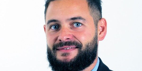 Selvom de jyske jobcentre nu må mødes fysisk med ledige på jobcentrene, så fortsætter Mariagerfjord Kommune med så mange digitale samtaler som muligt. Det er godt for borgerne, siger arbejdsmarkedschef Simon Mæng.