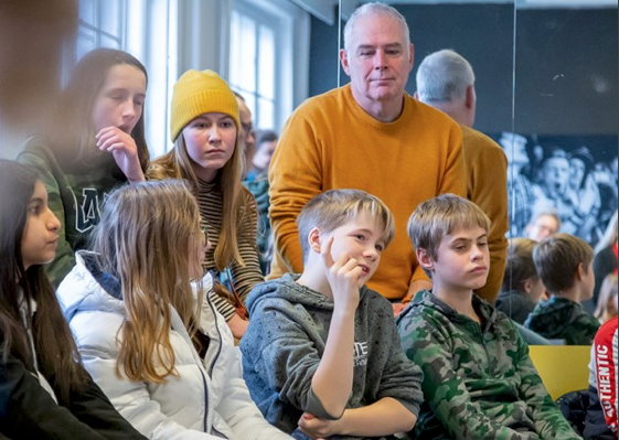 Der er teater på skoleskemaet i Odense Kommunens fri- og folkeskoler. Nørregaards Teater har siden 2011 lavet gratis teater for skoleelever. Forestillingen Sne og Sand gav anledning til flere spørgsmål fra eleverne.