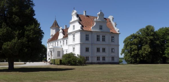 Søholt ved Maribo blev nomineret som Danmarks Smukkeste Herregård 2018.
Flere tider forenes i herregårdsanlægget Søholt, der ligger helt op af Maribo Sø. Stedets smukke, hvide hovedbygning med svungne gavle er opført i 1804, men grundigt ombygget i midten af 1800-tallet i historicistisk stil. Øst for hovedbygningen ligger en af de mest velbevarede barokhaver anlagt i 1690’erne efter fransk forbillede med stramme alléer og stier, omkranset af figurklippede hække. Haven blev renoveret i 2009 og der er adgang for offentligheden. På den anden side af vejen ligger en række imponerende driftsbygninger i røde mursten bygget omkring 1920. Kilde: Historiskehuse.dk