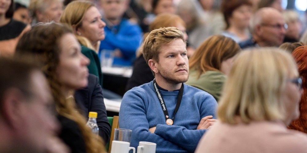 (Arkiv) 167 socialrådgivere fra omkring halvdelen af landets kommuner har skrevet åbent brev til beskæftigelsesministeren. De vil have bedre tid til samtaler efter lukningen af jobcentrene.