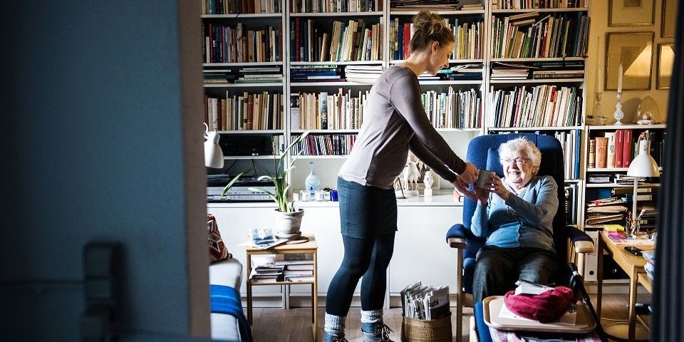 Kontakten mellem personale og ældre borgere har været minimal under coronakrisen. Muligvis derfor har Horsens oplevet et markant fald i sygedage i foråret. (Arkiv)