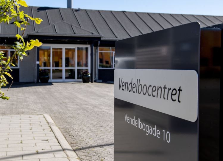 På plejehjemmet Vendelbocentret, der ligger i Sindal i Hjørring Kommune, er 17 ansatte og 12 beboere blevet bekræftet smittede. Derudover er to borgere og to ansatte i hjemmeplejen blevet testet positive for coronavirus i kommunen.