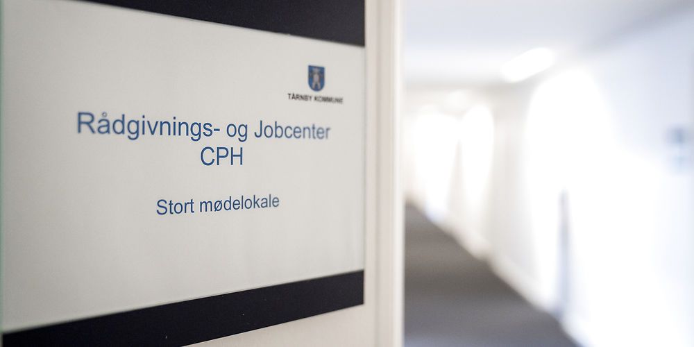 I Københavns Lufthavn forventes 8.000 af 22.000 medarbejdere at miste jobbet på grund af corona. Københavns Kommune har derfor i samarbejde med lufthavnen oprettet et jobcenter i lufthavnen.