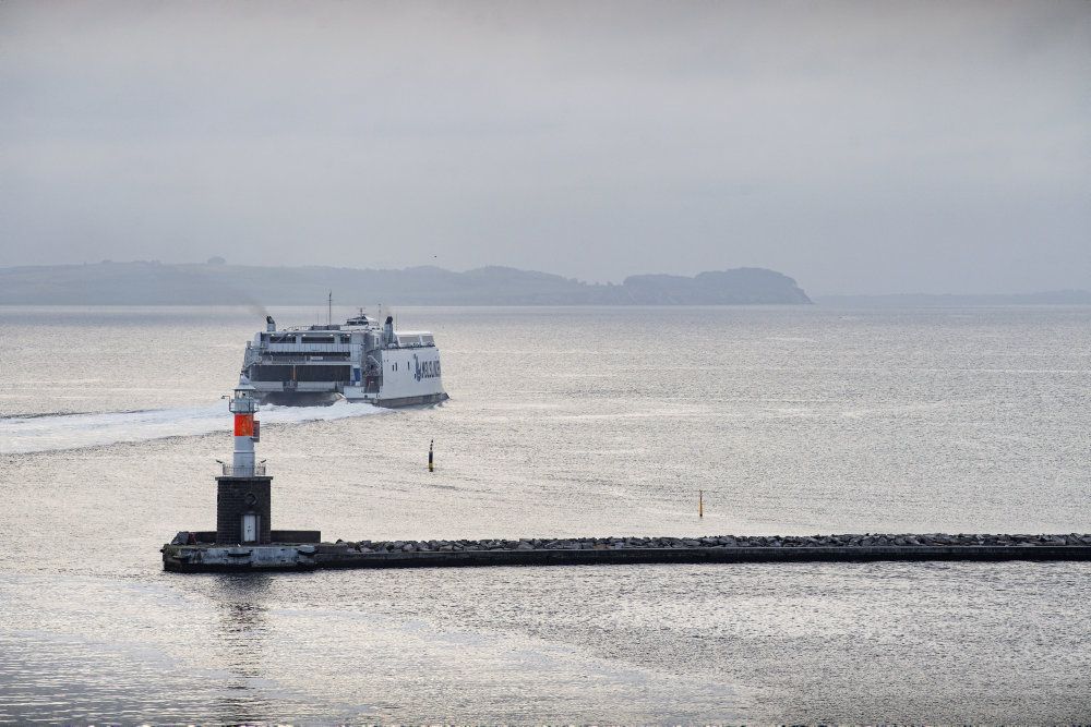 Mange holder på grund af coronakrisen sommerferien hjemme i Danmark - og i kombination med gratis færger i juli for fodgængere og cyklister har det skabt lange køer ved færgerne flere steder i landet. (Arkivfoto).
