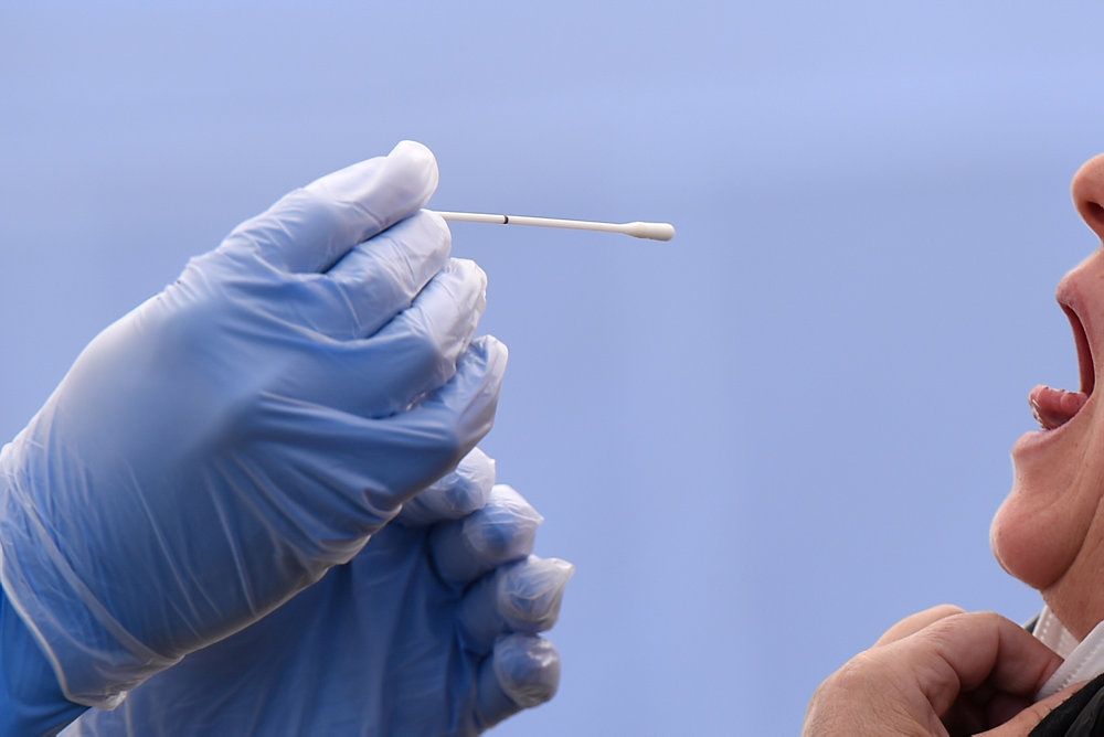 Test for coronavirus kommer nu til at foregå systematisk blandt sundhedspersonale. (Arkivfoto)