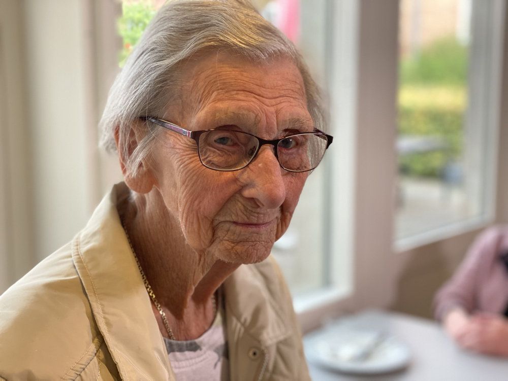 Lita Elsborg er 88 år og beboer i egen bolig på Lokalcenter Marselis i Aarhus. De skjulte optagelser fra Kongsgården bekymrer hende.