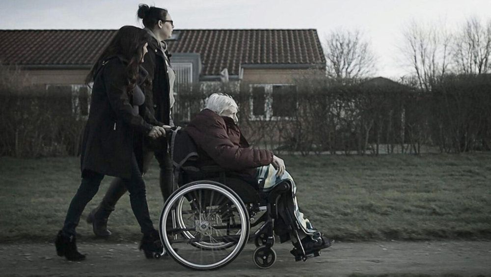 Else på tur med sit barn og barnebarn Charlotte Ahm, som er Elses værge.