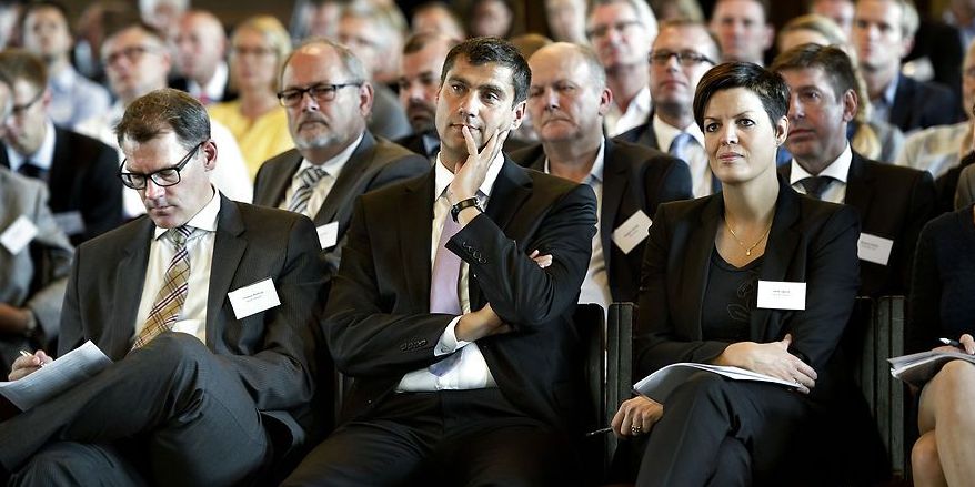 Professor i økonomi ved Aarhus Universitet, Philipp Schröder, i midten af billedet, mener ikke, at finansieringen af tidlig pension gennem råderummet vil gå i karambolage med budgetloven. Til gengæld vil det sænke partiernes forhandlingsreserve til finansloven.