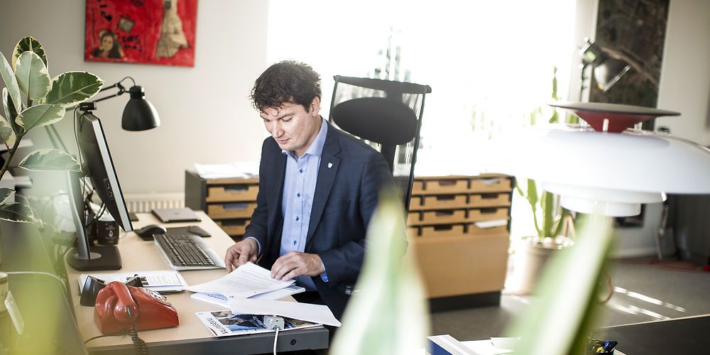 Den konservative borgmester i Vallensbæk Kommune, Henrik Rasmussen, er stærkt utilfreds med udligningsreformen. Han mener, at aftalepartierne som følge af de politiske forhandlinger bevidst har ramt de konservative kommuner hårdt.