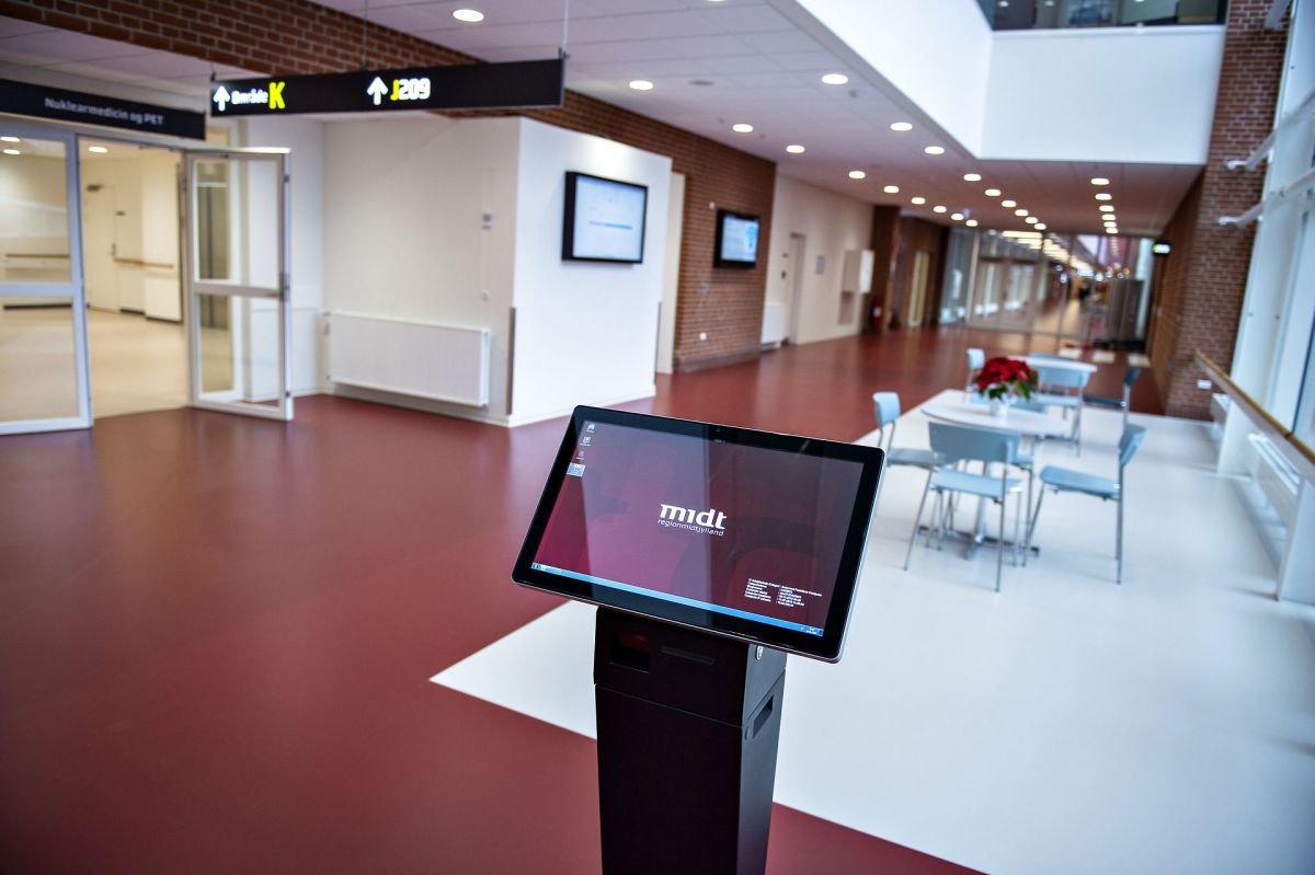 Der må i øjeblikket kun komme én på besøg per patient her på Aarhus Universitetshospital og resten af Region Midtjyllands hospitaler. Det skyldes et stigende antal coronasmittede i særligt Aarhus.