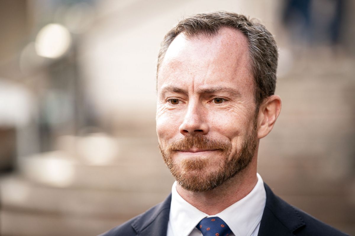 "Vil man prioritere de ting, der er afgørende for os alle sammen, vores velfærd, arbejdspladserne og at prioritere klimaet, eller vil man opfinde en ny ydelse til bestemte grupper? Det er uansvarligt," siger Venstres formand Jakob Ellemann-Jensen om S-udspillet til tidlig pension til nedslidte.