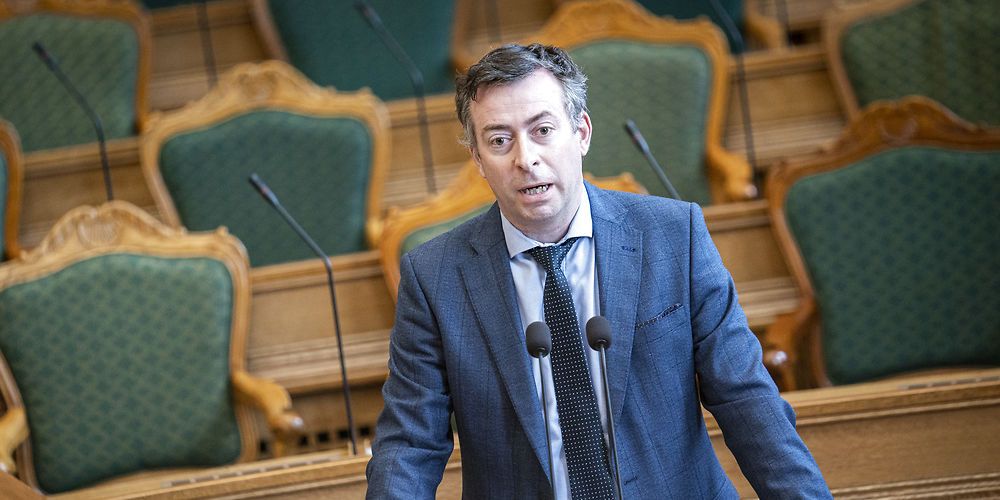 (Arkiv) Venstres beskæftigelsesordfører afviser KL's krav om, at kommunerne fortsat skal håndtere seniorpension. Han har tillid til at ATP kan håndtere opgaven, så alle ansøgere får en ensartet behandling.