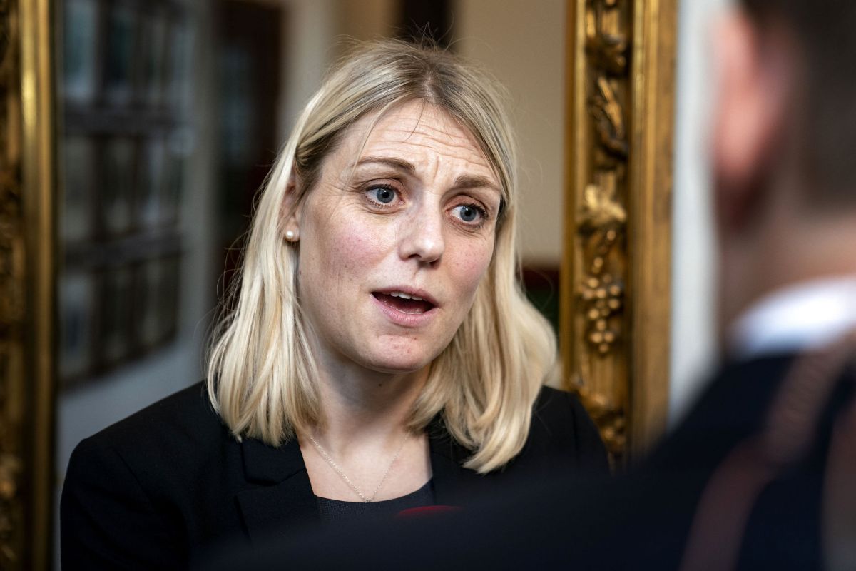 "Vi har i dag ikke et system, der kan kontakte folk over mobiltelefonen med det samme," forklarer forsvarsminister Trine Bramsen (S) om baggrunden for det nye varslingssystem.