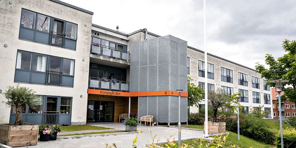 Plejehjemmet Kongsgården i Aarhus Kommune har været omdrejningspunktet for kritikken af ældreplejen, efter TV2 i en dokumentar afdækkede forholdene for beboerne på Kongsgården. Derfor har Dans Folkeparti foreslået minimumsnormeringer. Hvad det vil koste, varier voldsomt efter, hvor kravet skal sættes.
