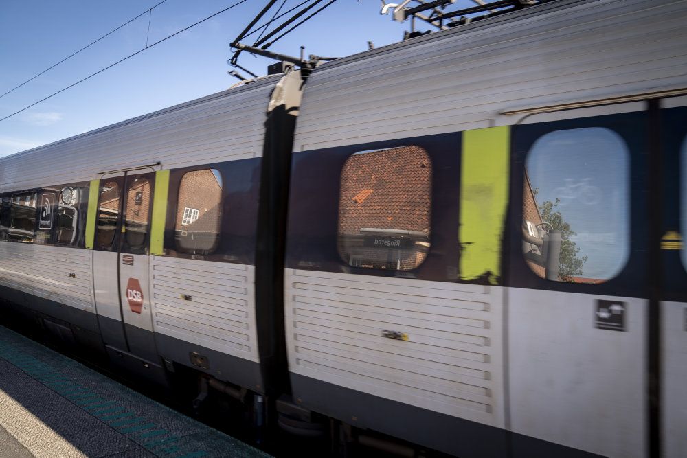 Søren Brostrøm, direktør for Sundhedsstyrelsen, fortæller til Ingeniøren, at anbefalingen om brug af mundbind ikke skal ses som erstatning for andre tiltag. DSB har netop fjernet kravet om pladsbillet, når man rejser. (Arkivfoto).
