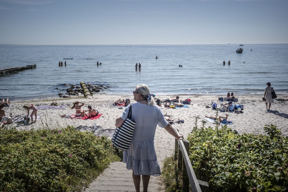 Solen skinner flot i Aarhus fredag, men den stigende coronasmitte i byen får konsekvenser for dagligdagen.