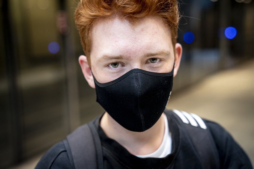 Indtil nu har Sundhedsstyrelsen ikke anbefalet stofmundbind, som man ellers bruger flittigt i andre lande. Nogle borgere i Danmark har dog allerede taget dem til sig. (Arkivfoto)