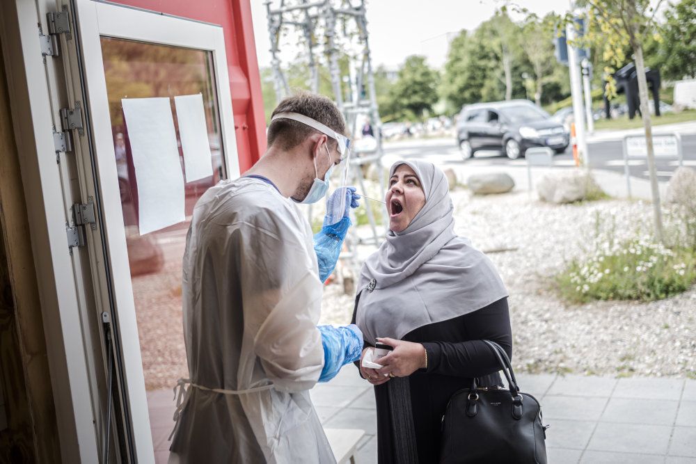 Et stigende antal coronasmittede i Aarhus Kommune har fået myndighederne til at oprette en mobil testenhed. Her ses det mobile testcenter i Gellerup torsdag den 6. august.