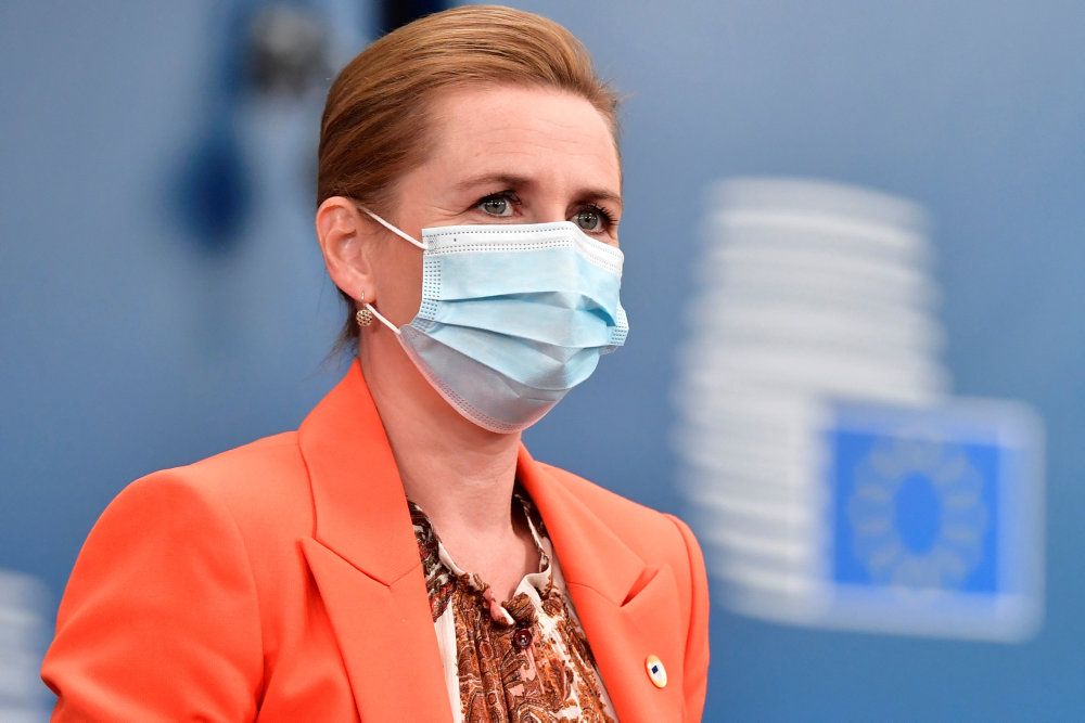 I Skandinavien må vi vænne os til tanken om mundbind, lyder det fra statsminister Mette Frederiksen (S).