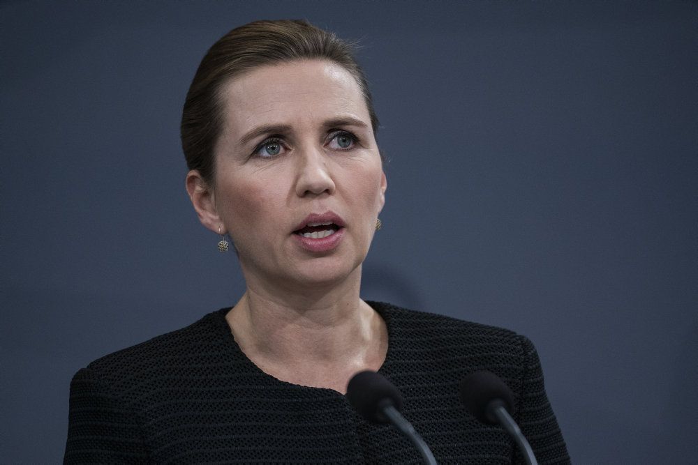 Statsminister Mette Frederiksen (S) oplyser, at regeringen ikke ønsker at starte genåbningen af nattelivet i august som planlagt. Det skyldes de stigende smittetal, der er registreret i Danmark de seneste uger.