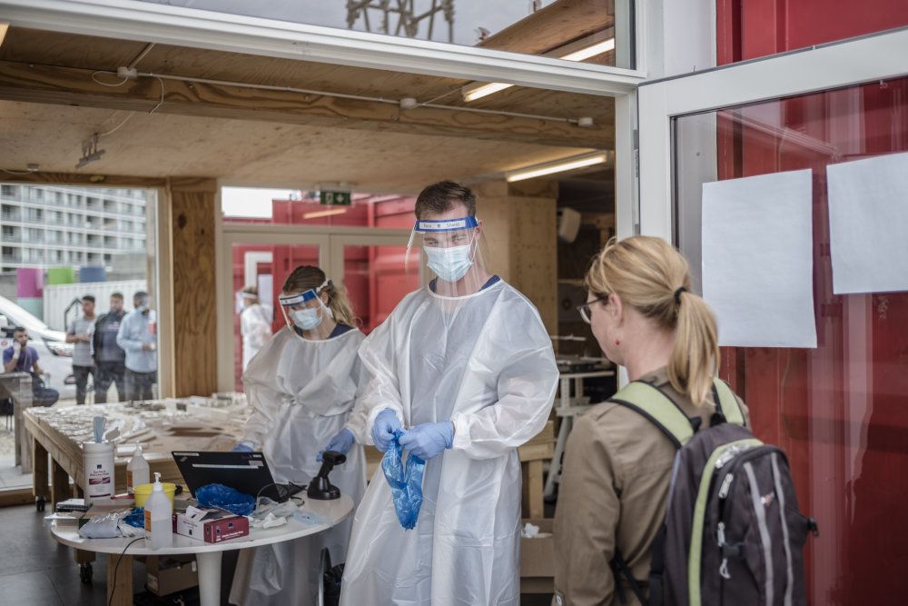De seneste dages stigning i antal covid-19 smittede i Aarhus gør det nødvendigt at udbrede muligheden for at blive testet. Derfor har Region Midtjylland i samarbejde med Aarhus Kommune og Styrelsen for Patientsikkerhed en mobil testenhed i Gellerup.