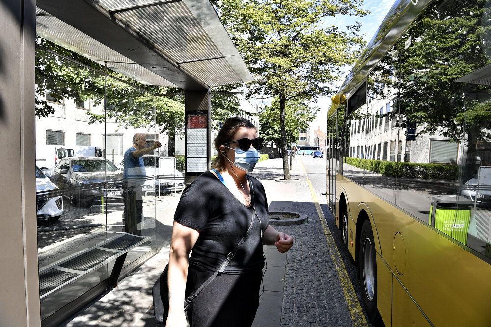Der bliver ekstraordinært sendt mundbind fra det nationale lager til Aarhus Kommune, hvor der er indført påbud om at bruge mundbind i offentlig transport.