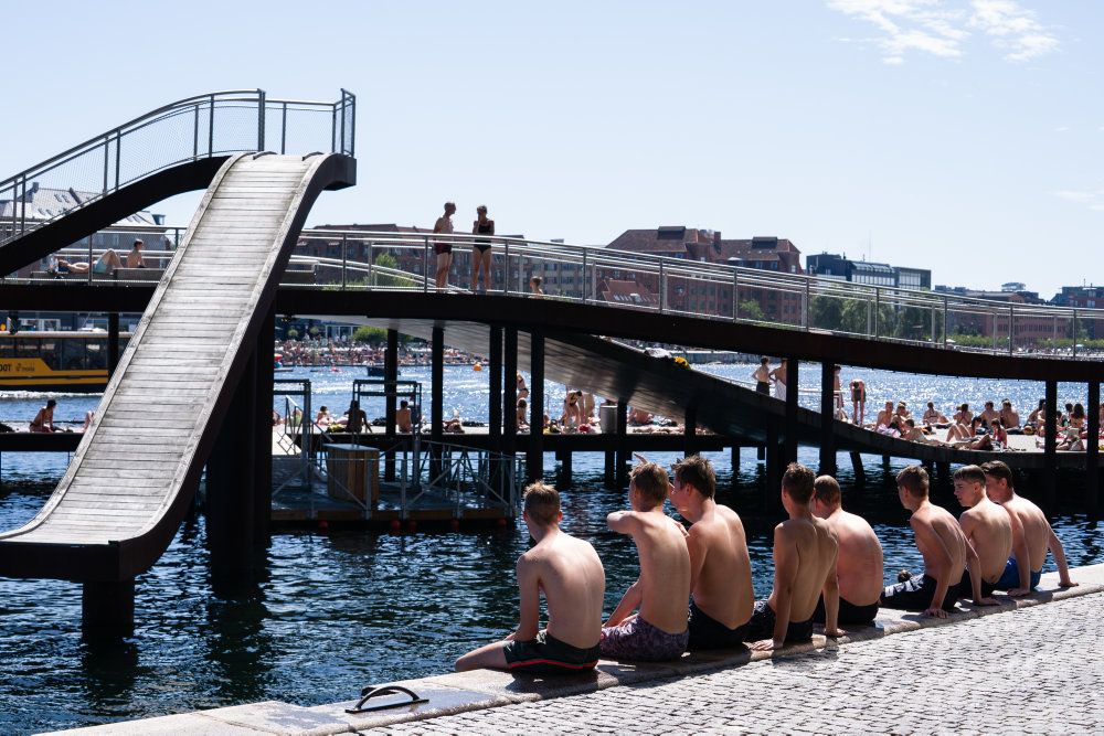 Personer i solen på Kalvebod Bølge over for Islands Brygge i København, torsdag den 6. august 2020. DMI har varslet landsdækkende hedebølge fra torsdag og hen over weekenden.. (Foto: Emil Helms/Ritzau Scanpix)