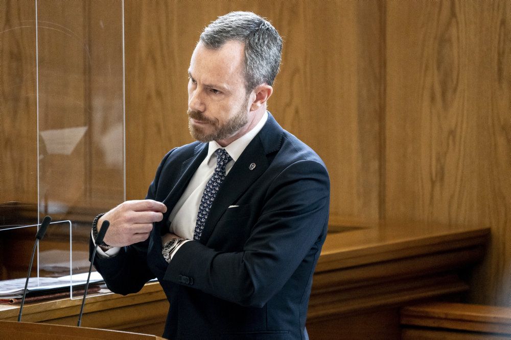 Jakob Ellemann-Jensen (V) mener, at det bør være langt klarere, hvilke parametre, regeringen kigger på, når restriktioner mod covid-19 løftes, indføres eller fastholdes.