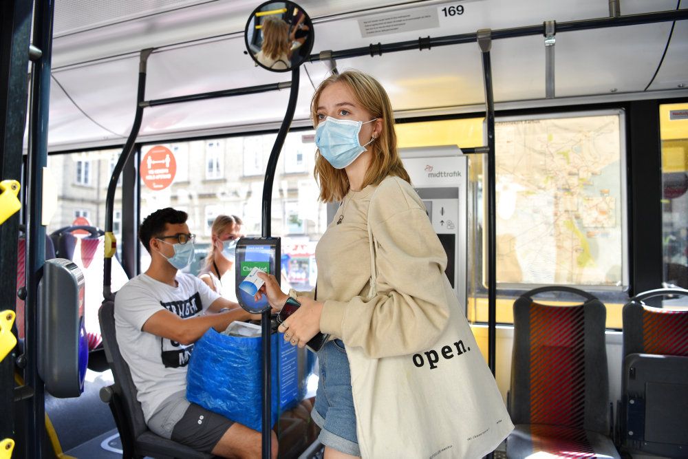 Fra 11. august skal man bære mundbind, når man rejser med offentlig transport i Aarhus. Folk har imidlertid undret sig over, hvorfor buschaufførerne ikke benytter dem.