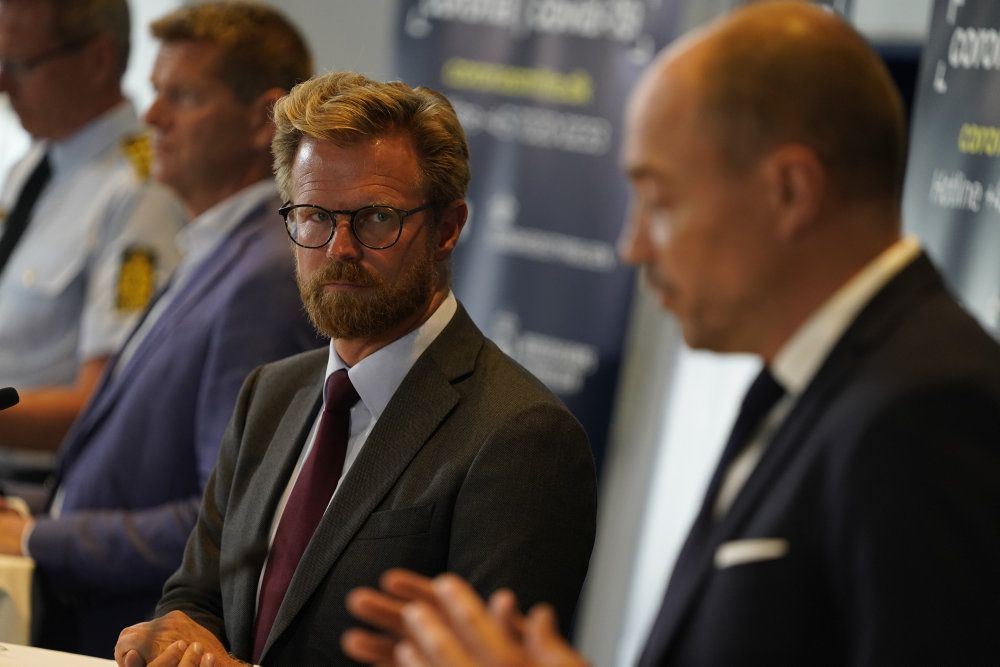 Sundhedsminister Magnus Heunicke (S) siger på et pressemøde mandag, at man ikke kan afvise, at der kommer "yderligere tiltag". Indtil videre er det blevet et krav, at man bærer mundbind i den offentlige transport i seks danske kommuner.