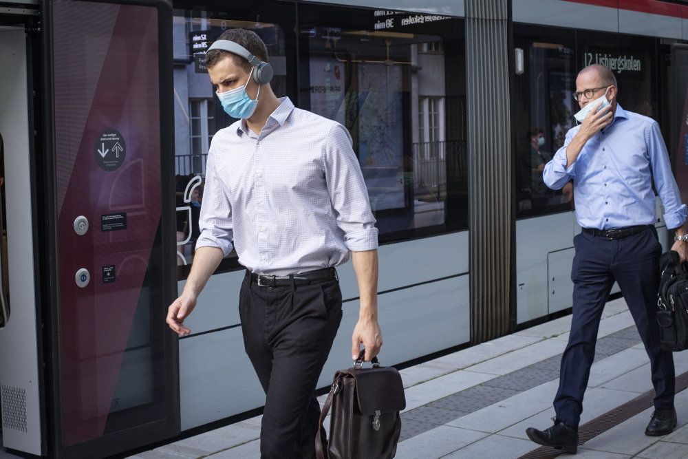 Andre end aarhusianerne skal nu dække næse og mund i den kollektive transport for at mindske spredningen af coronavirus. Listen om mundbindskrav er oppe på seks kommuner efter et pressemøde mandag. (Arkiv)