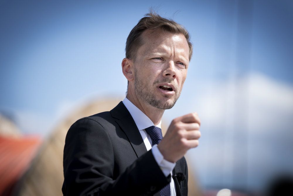 - Det bliver frivilligt, om man vil have dem udbetalt nu, men det er min forventning, at de indefrosne feriepenge vil få danskerne til at bruge flere penge til gavn for samfundsøkonomien, siger beskæftigelsesminister Peter Hummelgaard (S).