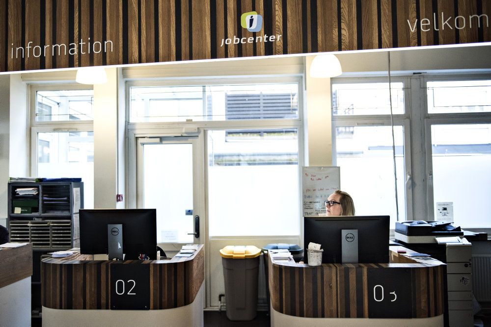 Medarbejderne på Jobcenter Aarhus skal på ny vænne sig til at arbejde hjemmefra, efter at en oplusning i smitte med covid-19 løbende får kommunen til at øge indsatsen mod endnu en epidemi. (Arkivfoto)