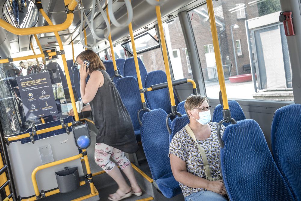 I en række østjyske kommuner skal man huske mundbindet, hvis man eksempelvis skal med bussen. (Arkivfoto)