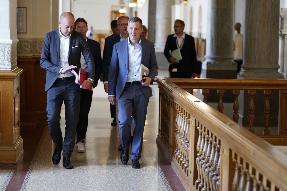 Hverken sundhedsminister Magnus Heunicke (S) eller justitsminister Nick Hækkerup (S) ville sige ord til pressen inden genåbningsforhandlingerne onsdag.