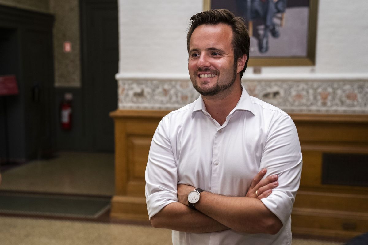 "Nu skal vi gang med at finde de gode løsninger og værktøjer, der kan hjælpe med at løse de problemer, vi ser med mennesketomme bymidter og butiksdød," siger erhvervsminister Simon Kollerup (S).