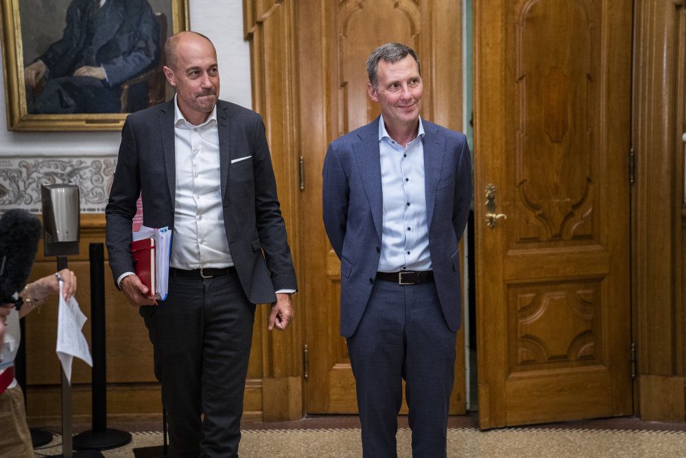 Kort før midnat onsdag forlod sundhedsminister Magnus Heunicke (S) og justitsminister Nick Hækkerup (S) forhandlingerne om næste fase af genåbningen af samfundet uden en aftale. Fredag forsøger partierne igen at lave en aftale.