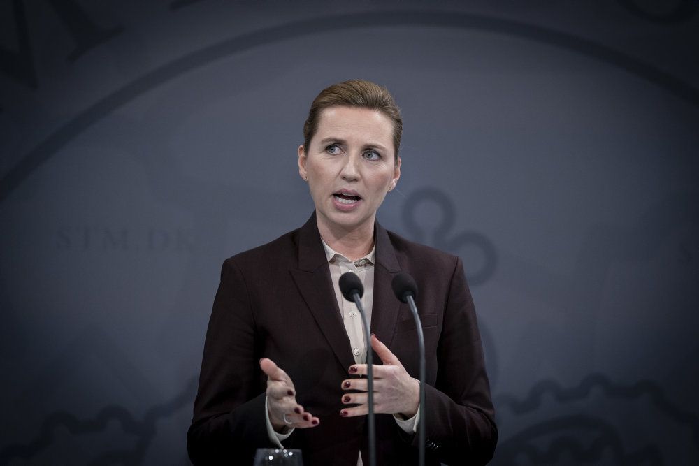 Statsminister Mette Frederiksen har indkaldt til pressemøde lørdag klokken 11.00 i Spejlsalen. Her kan et krav om obligatorisk brug af mundbind i offentlig transport blive et centralt tema.